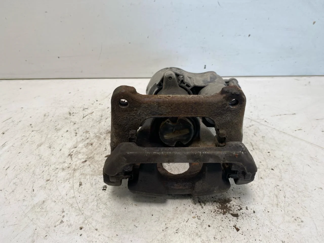 Opel / Vauxhall VIVARO 2020- Rear left brake caliper view 3