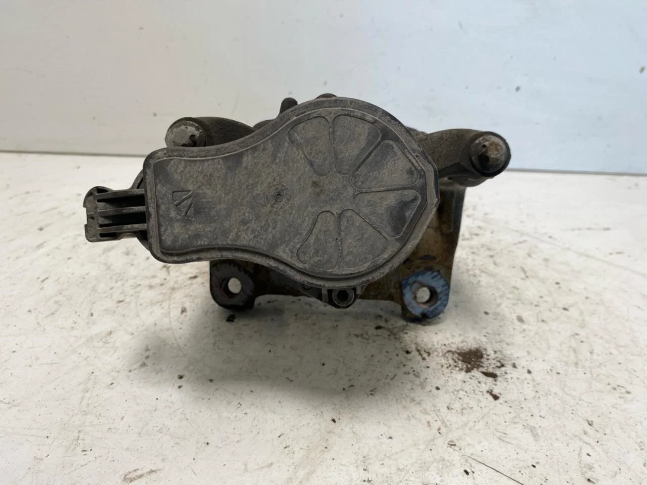 Opel / Vauxhall VIVARO 2020- Rear right brake caliper view 2