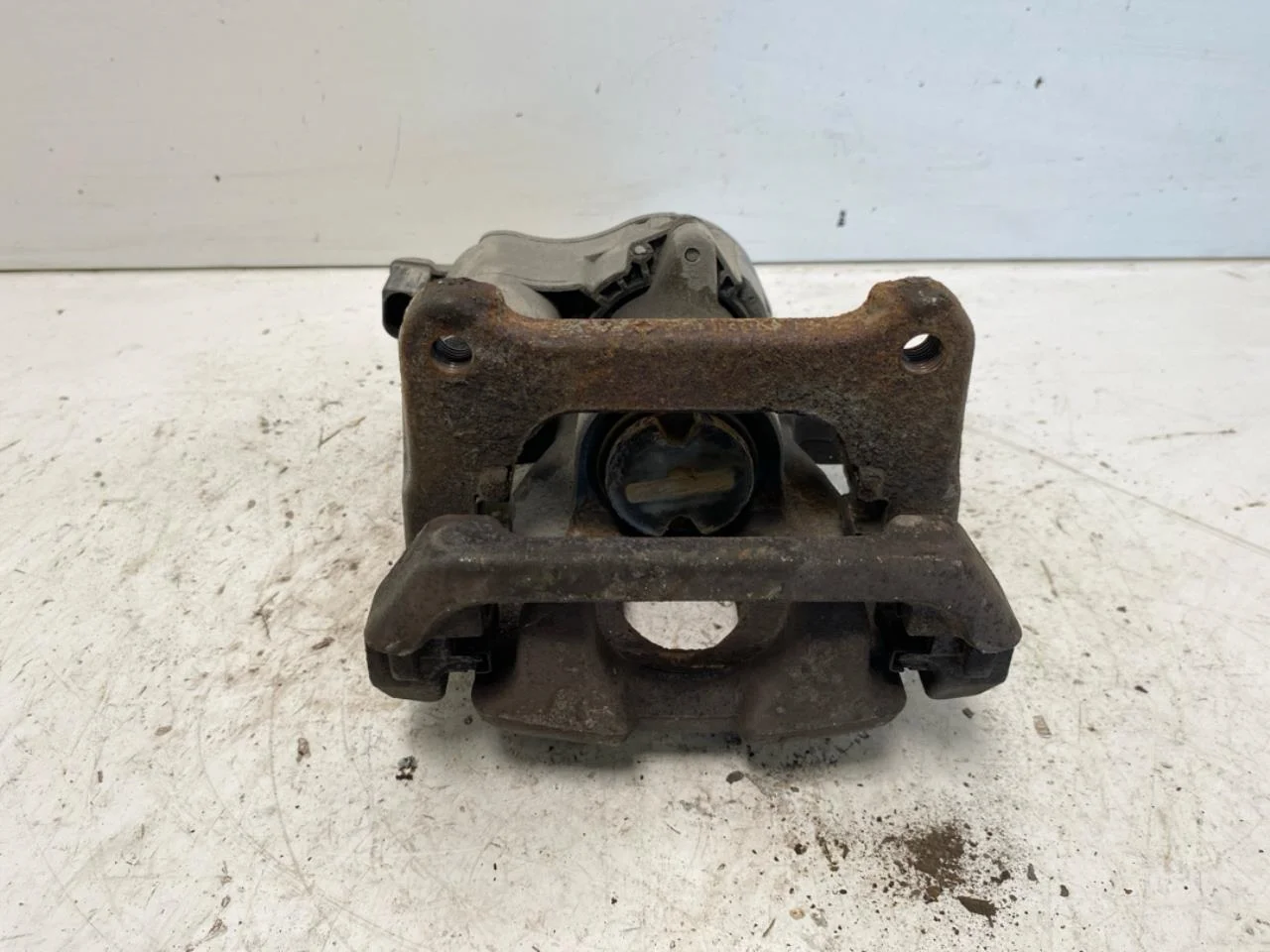 Opel / Vauxhall VIVARO 2020- Rear right brake caliper view 3