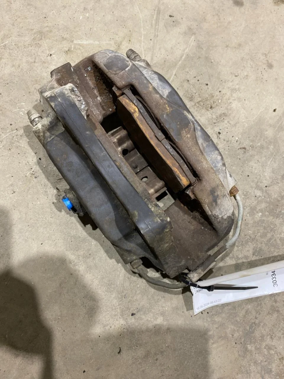 Tesla MODEL S 2013- Rear left brake caliper view 4