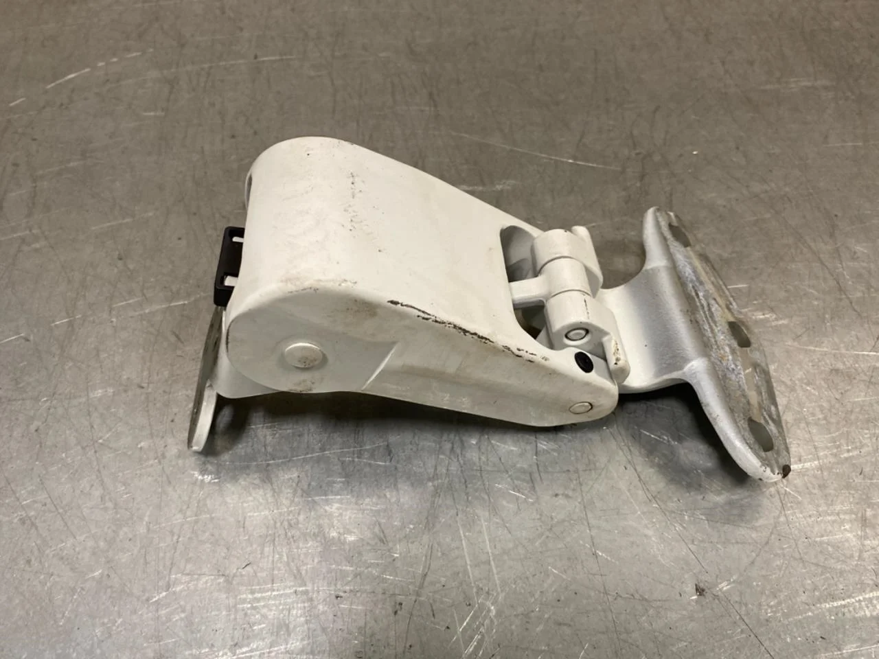 Maxus E-DELIVER9 2022- Door hinge view 2