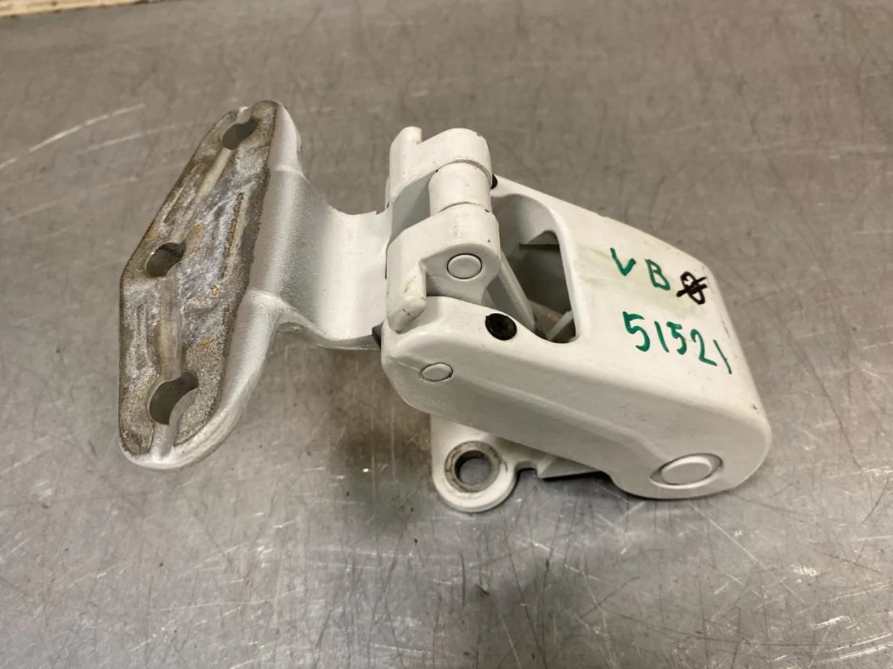 Maxus E-DELIVER9 2022- Door hinge view 3