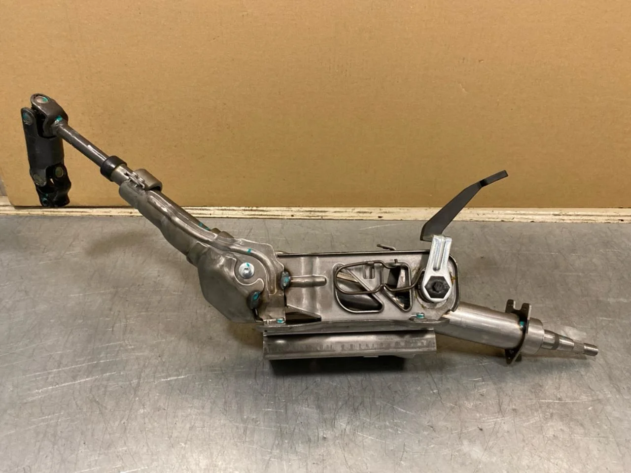 Maxus E-DELIVER9 2022- Steering column shaft view 3