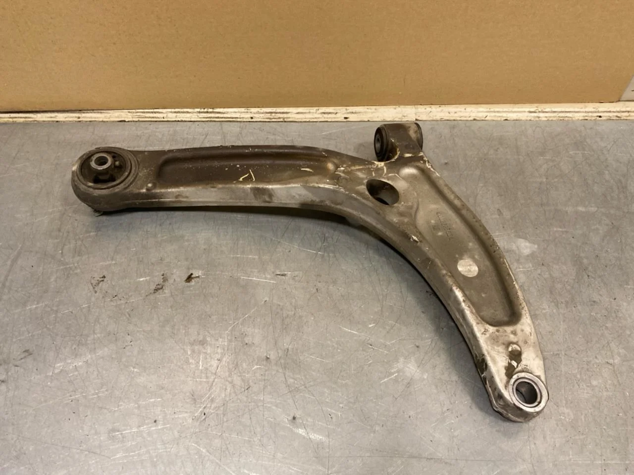 Maxus E-DELIVER9 2022- Front left control arm