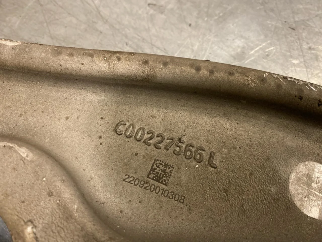 Maxus E-DELIVER9 2022- Front left control arm view 2
