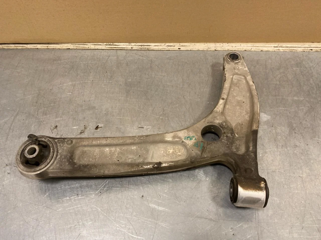 Maxus E-DELIVER9 2022- Front left control arm view 3