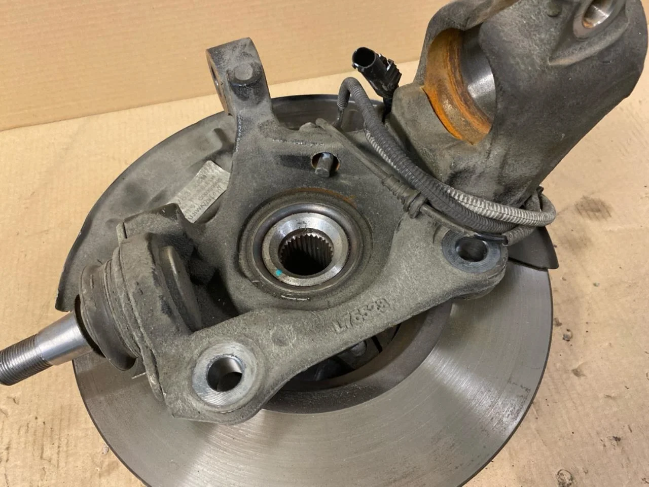 Maxus E-DELIVER9 2022- Stub axle carrier, left front view 3