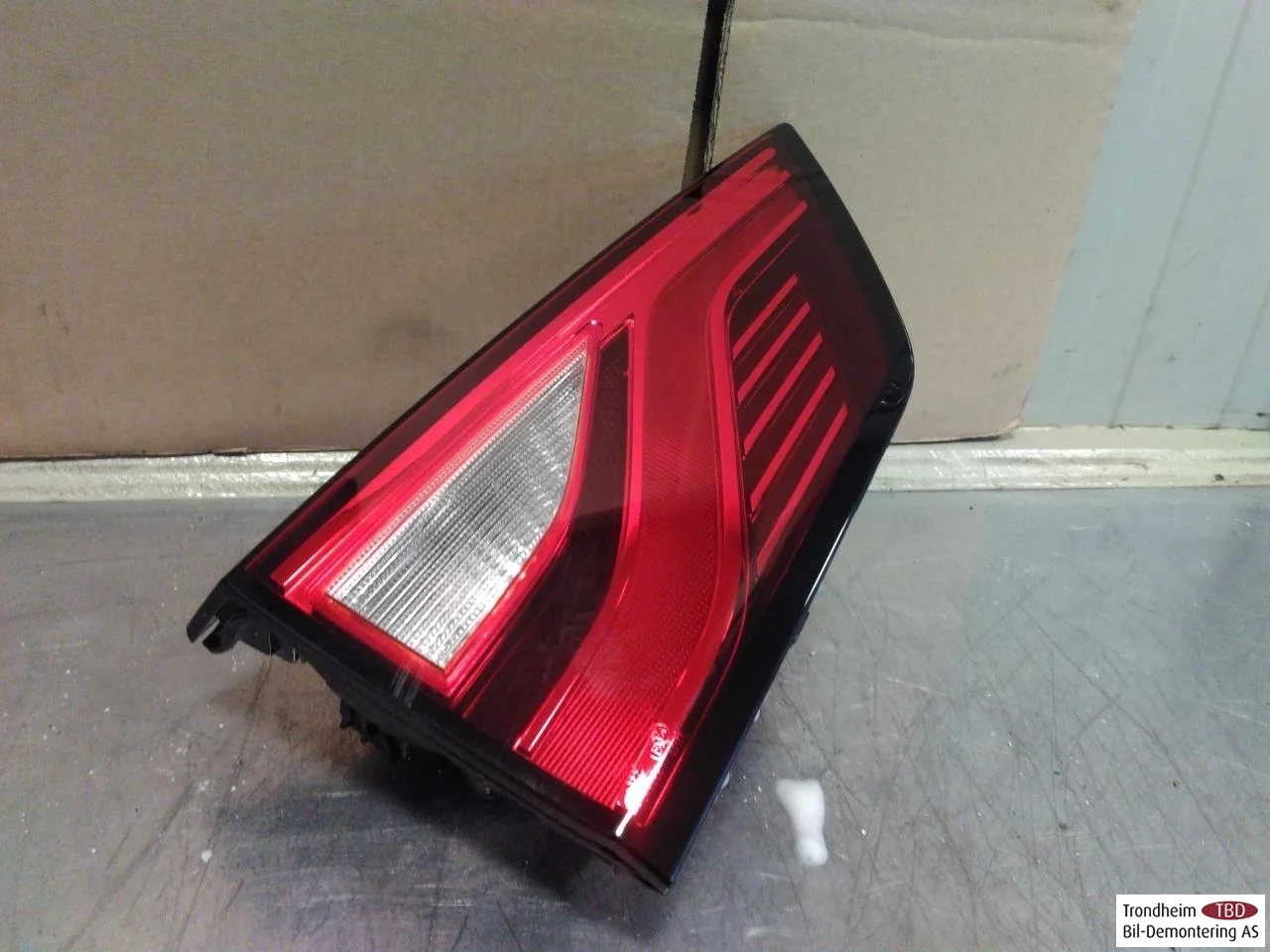 Mg ZS EV 2020- Rear light, left, on tailgate (inner) view 2