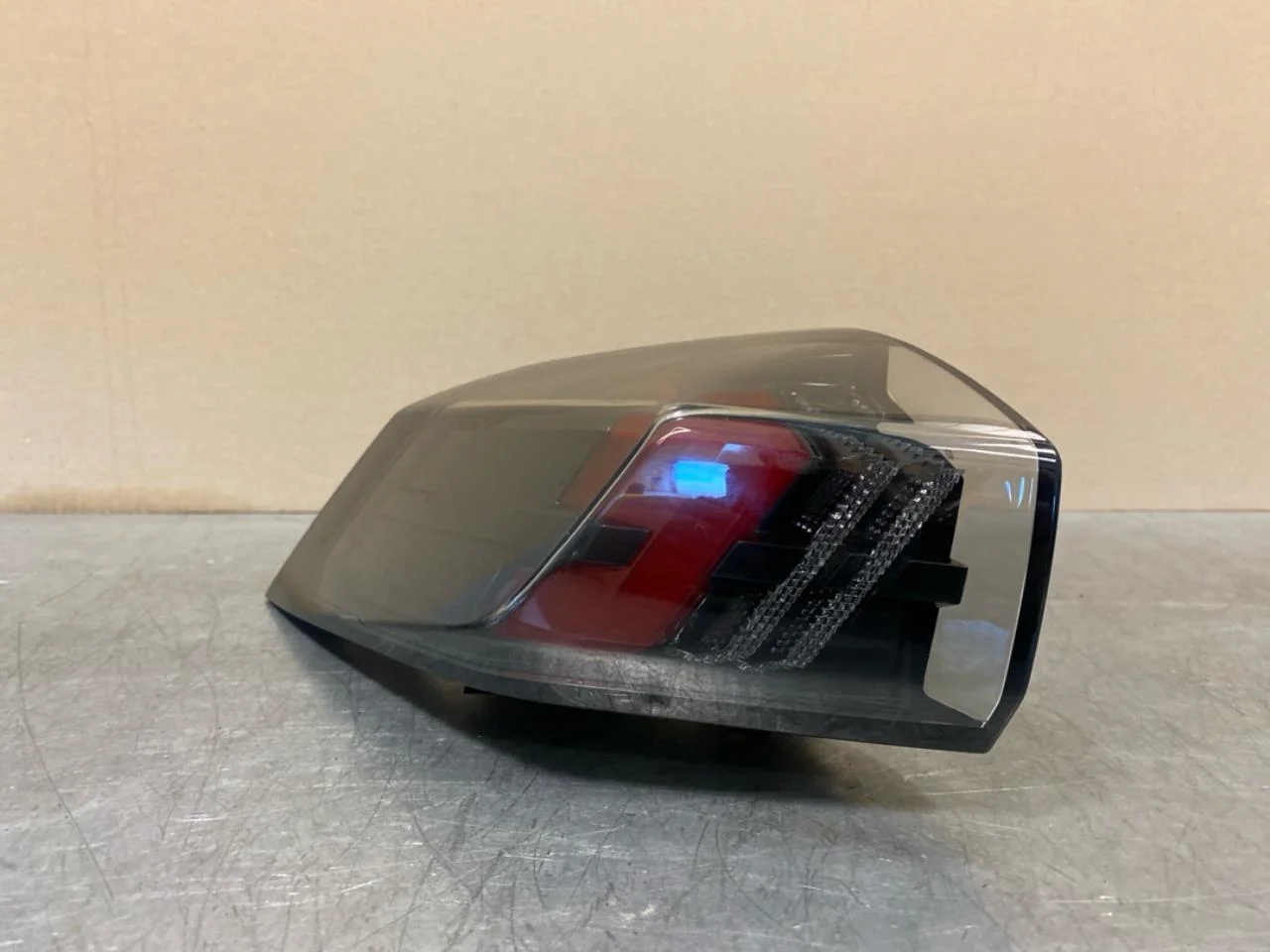 Peugeot 2008/E-2008 2020-> Left tail light view 2
