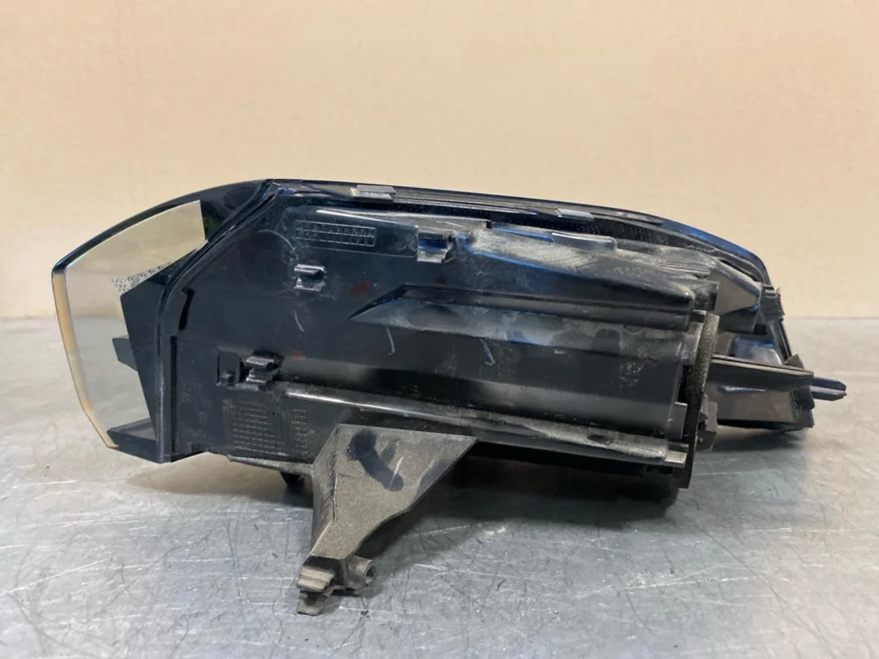 Peugeot 2008/E-2008 2020-> Left tail light view 3