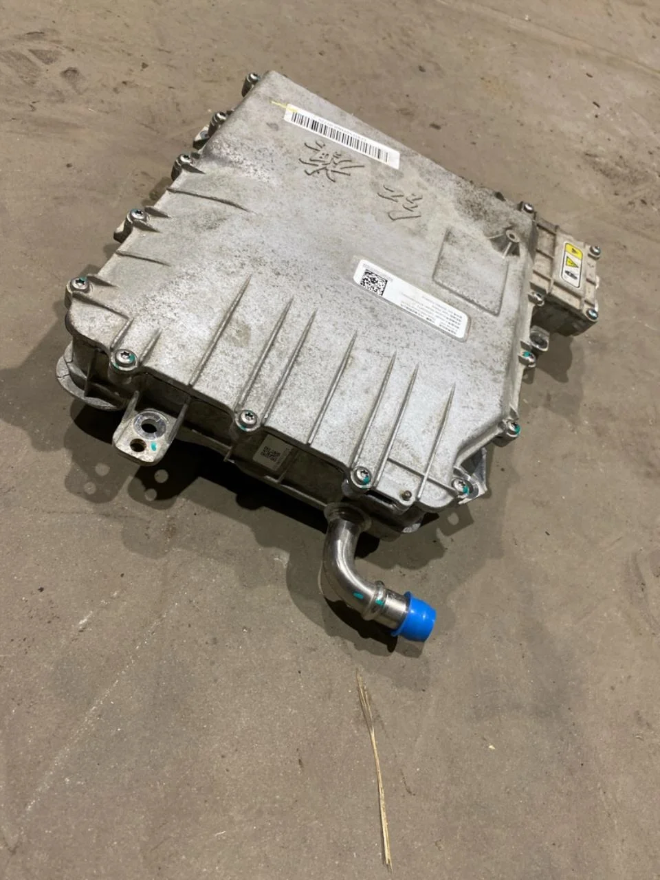 Hongqi E-HS9 2022- Inverter, 12-220V view 4