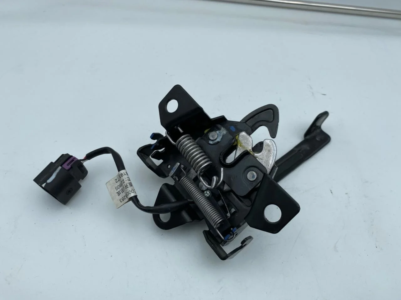 Maxus E-DELIVER9 2022- Hood latch view 2