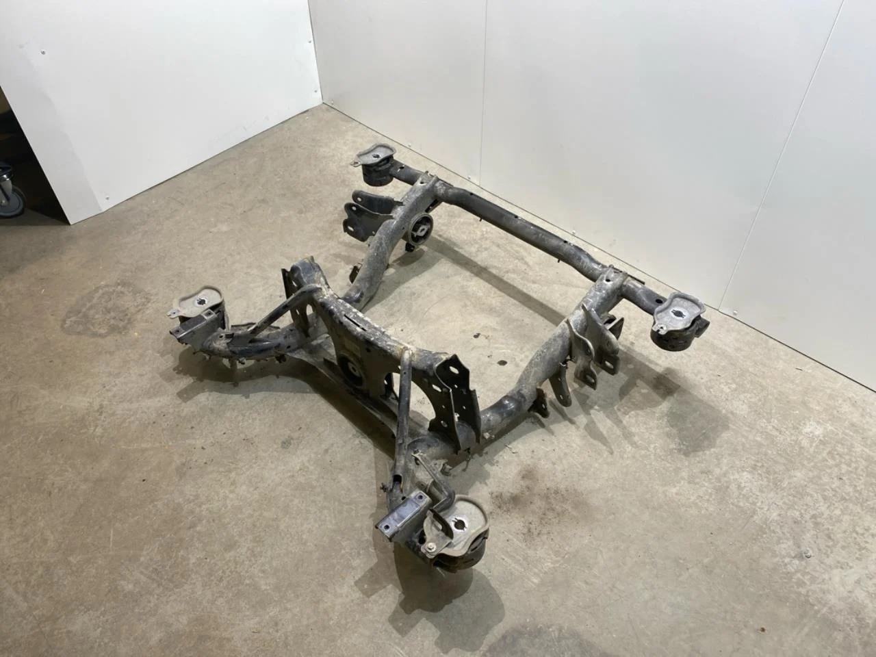 Skoda ENYAQ IV 2021- Rear axle crossmember / subframe view 3