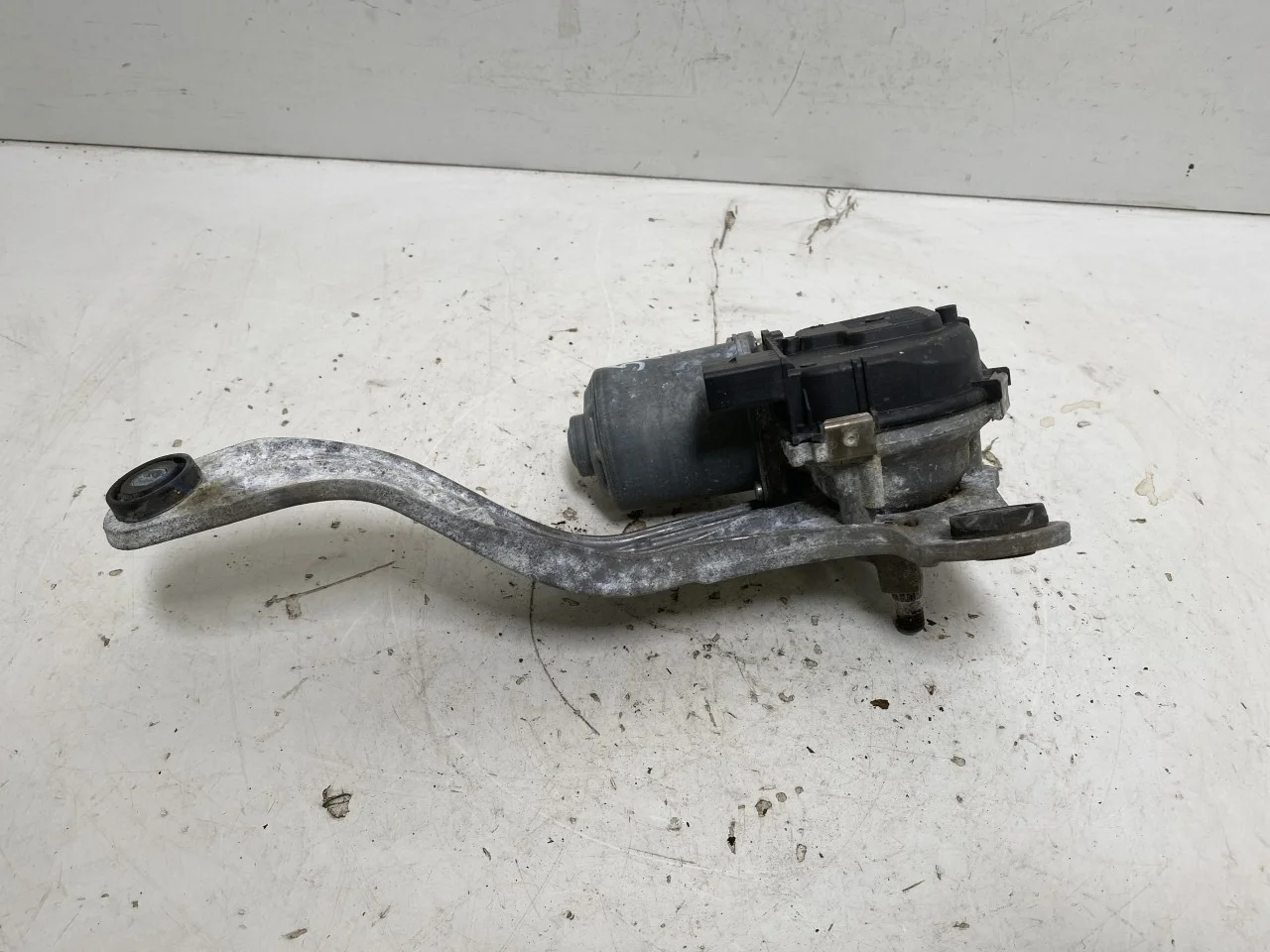 Volkswagen ID.3 2021- Windshield wiper motor view 2