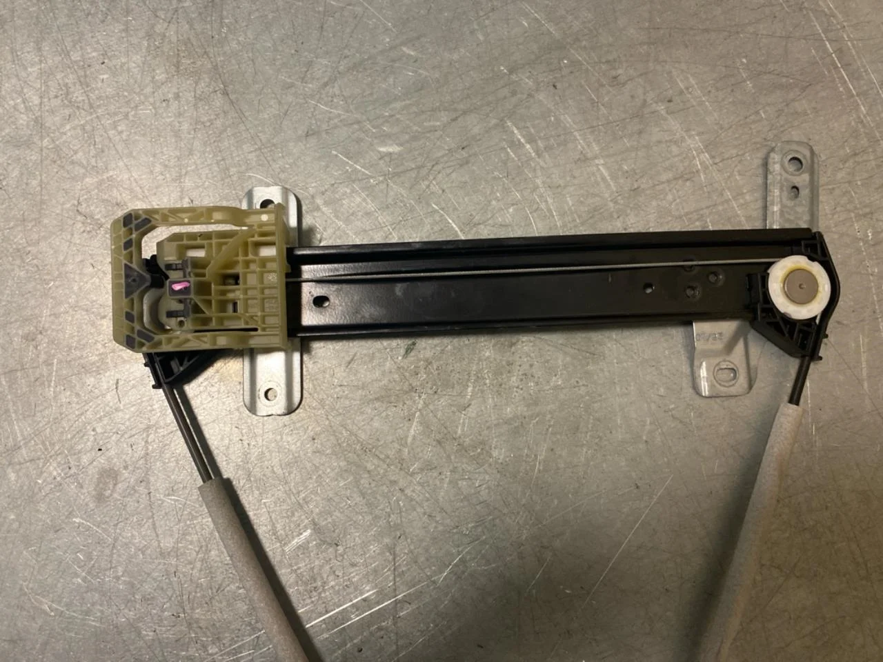 Fisker OCEAN Electric window regulator, complete view 3