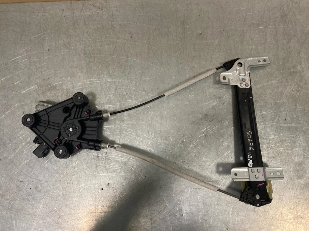 Fisker OCEAN Electric window regulator, complete view 4