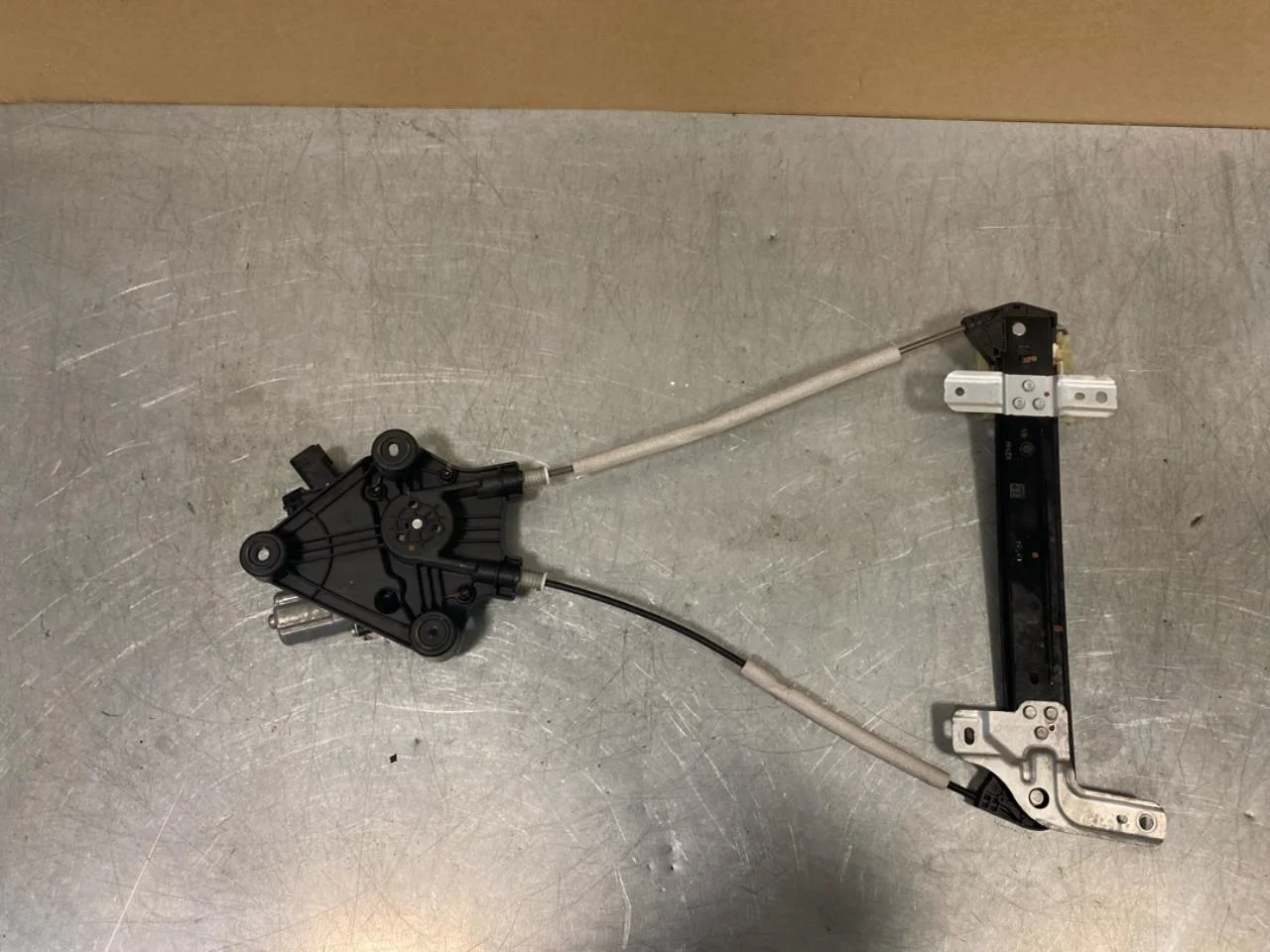 Fisker OCEAN Electric window regulator, complete view 2