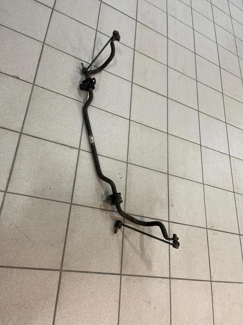 Maxus E-DELIVER9 2022- Front stabilizer bar view 2