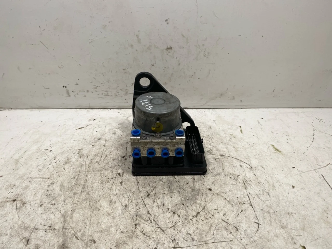 Skoda ENYAQ IV 2021- ABS hydraulic unit view 3