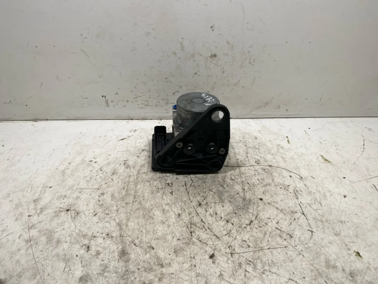 Skoda ENYAQ IV 2021- ABS hydraulic unit view 4
