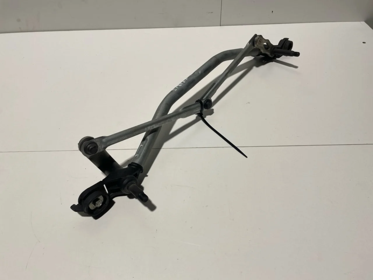 Opel / Vauxhall OPEL MOKKA 21 > Windshield wiper linkage view 2