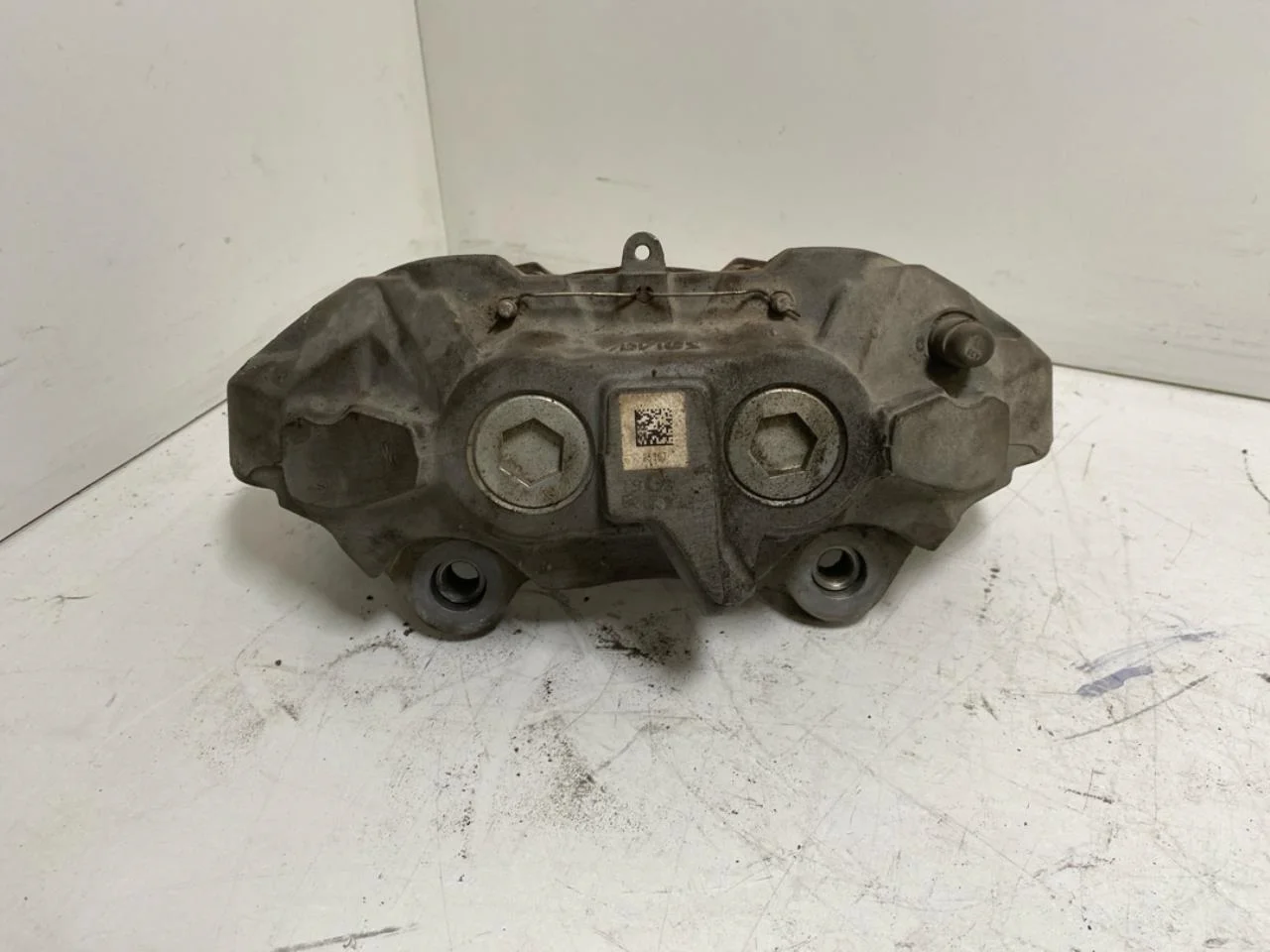 Mercedes EQC 2020- Front left brake caliper view 2