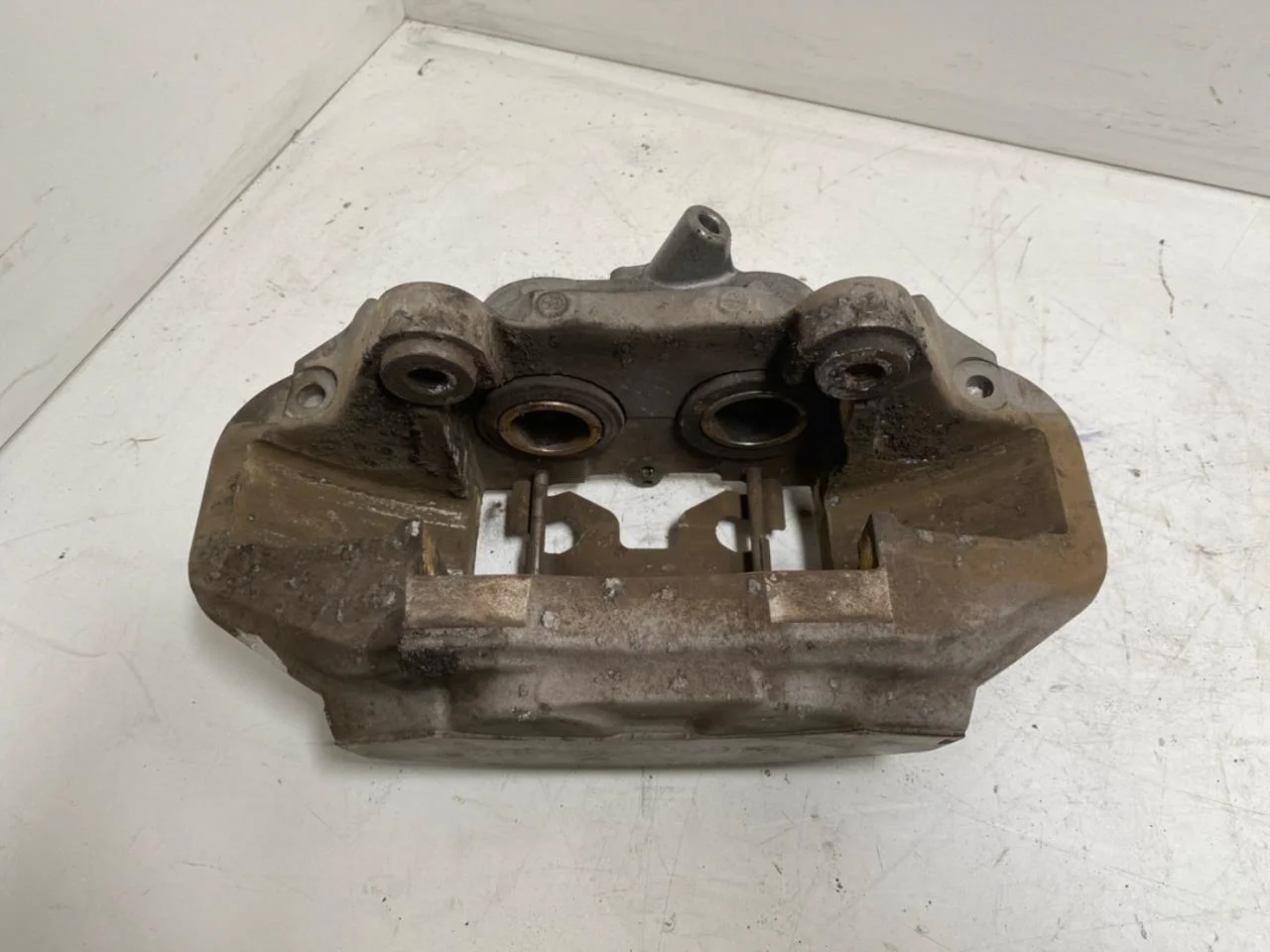 Mercedes EQC 2020- Front left brake caliper view 3