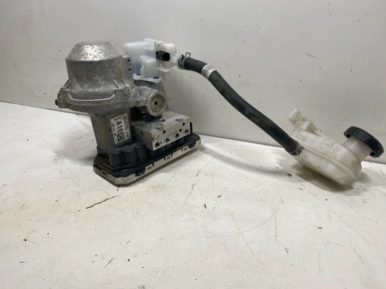 Kia EV6 2022- ABS hydraulic unit view 2