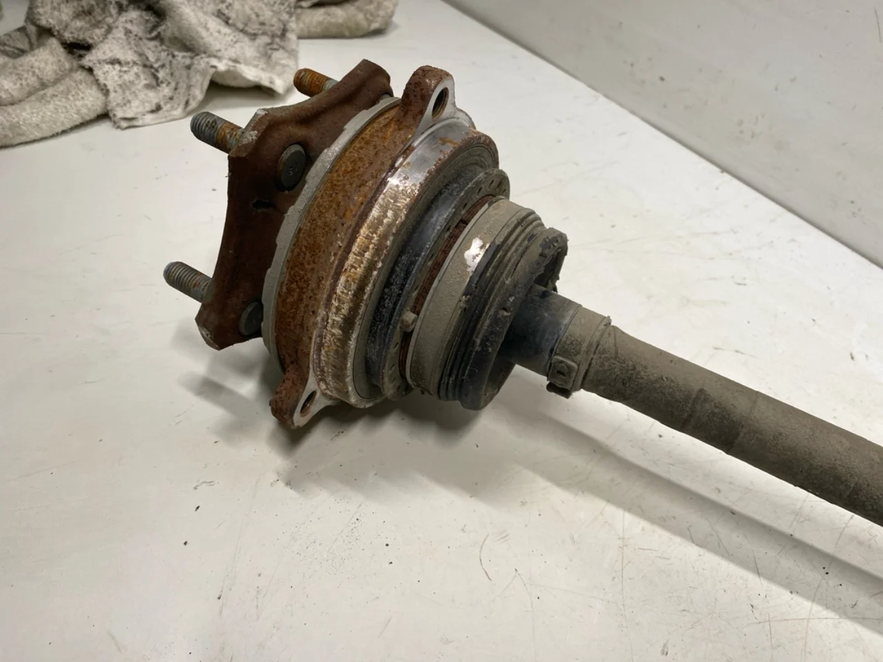 Kia EV6 2022- Rear right driveshaft view 3
