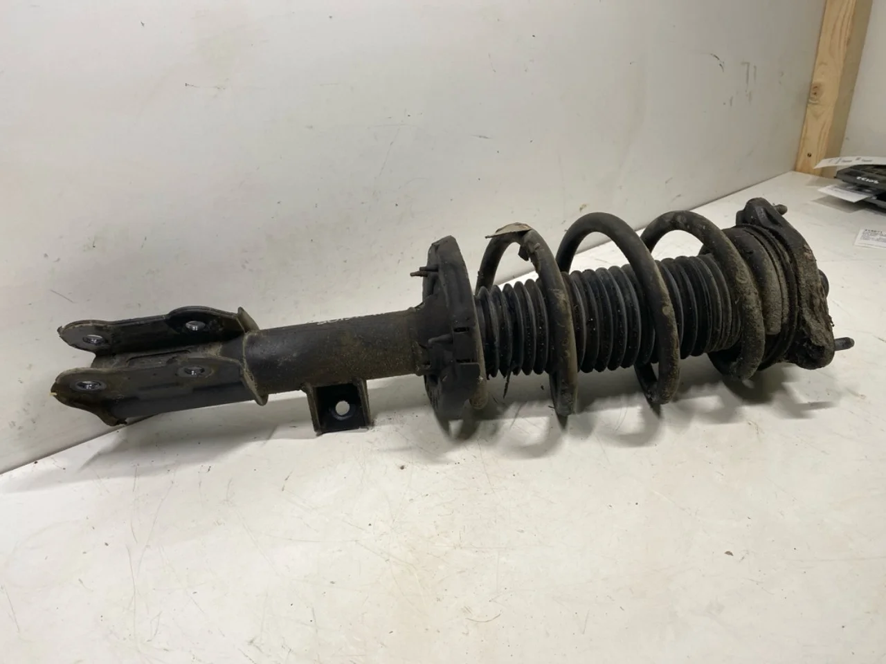 Kia EV6 2022- Strut assembly, front right view 2