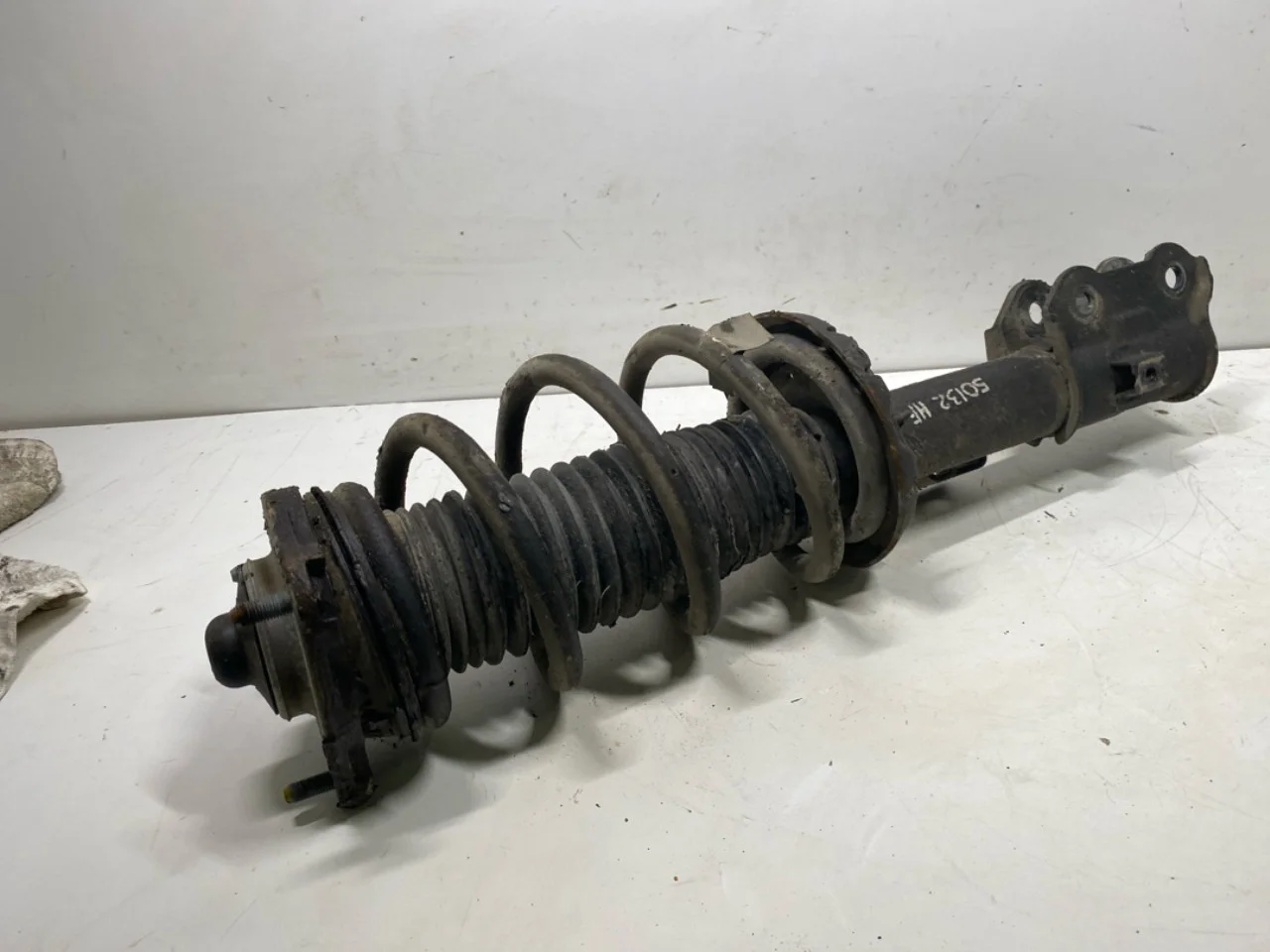 Kia EV6 2022- Strut assembly, front right view 3