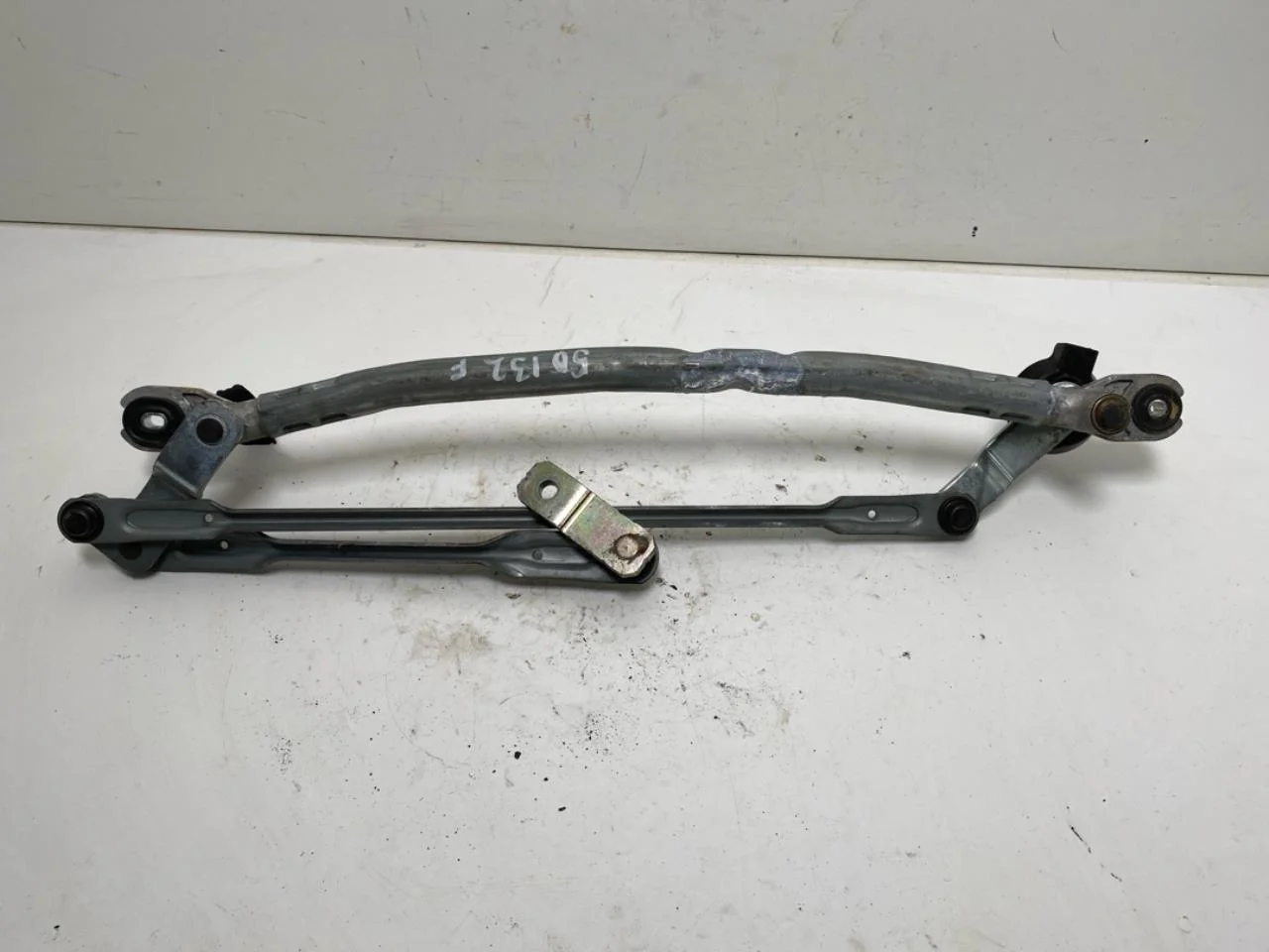 Kia EV6 2022- Windshield wiper linkage view 2