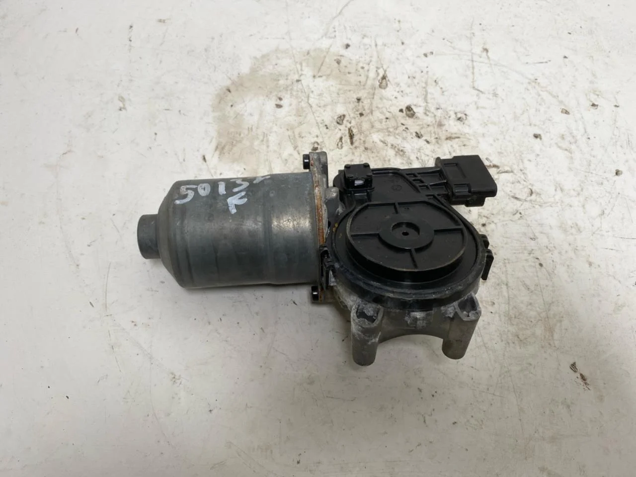 Kia EV6 2022- Windshield wiper motor view 2