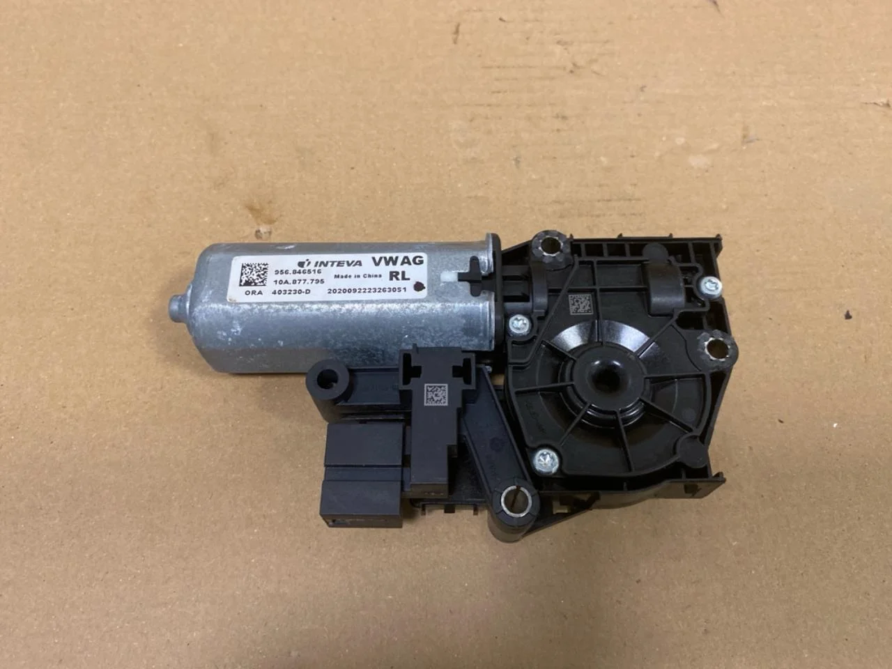 Volkswagen ID.3 2021- Sunroof motor view 2