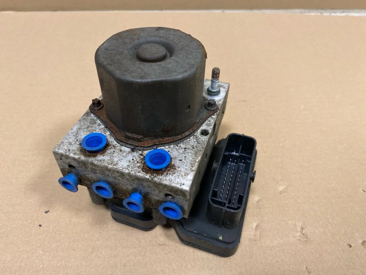 Tesla MODEL S 2013- ABS hydraulic unit view 2