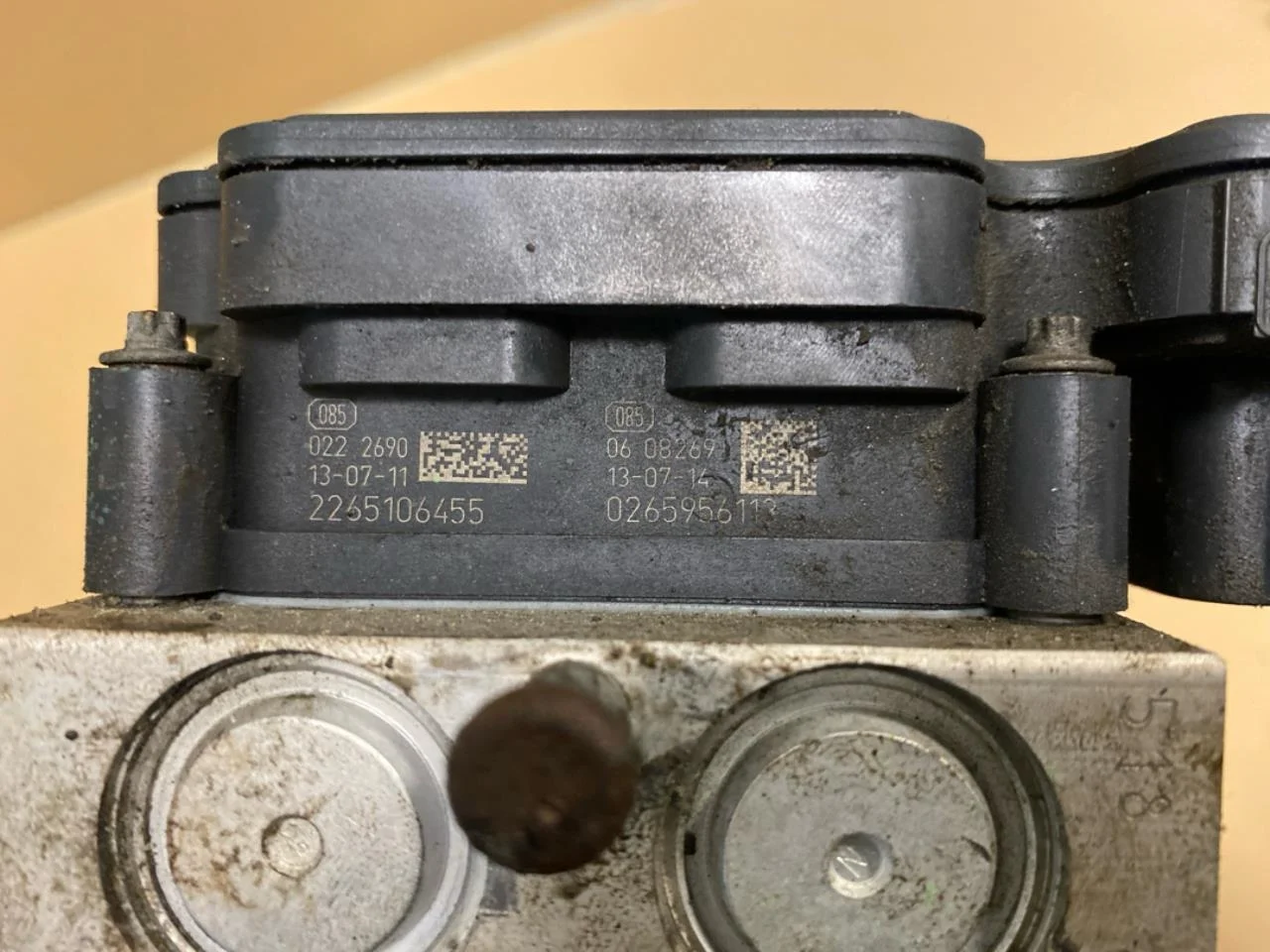 Tesla MODEL S 2013- ABS hydraulic unit view 3