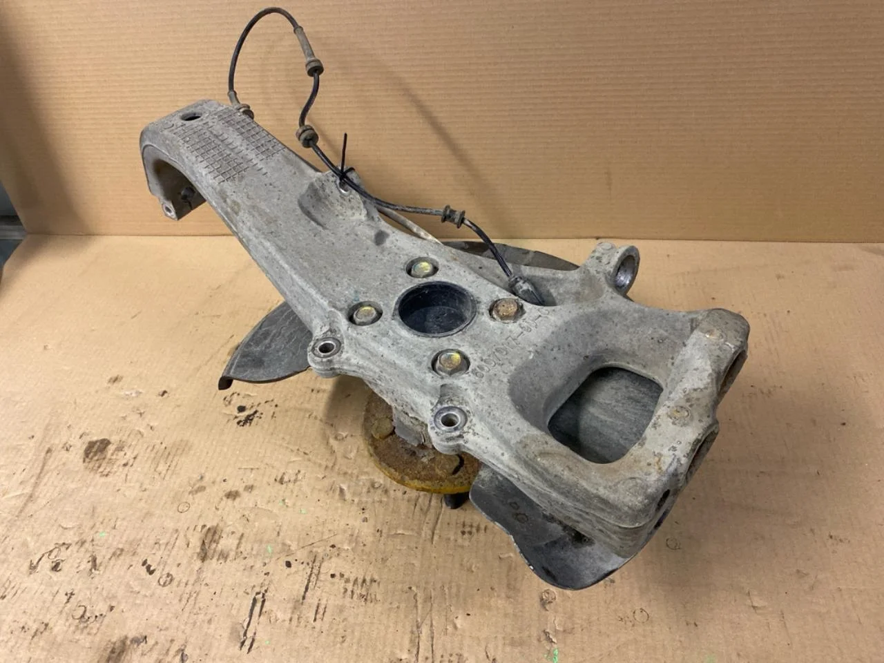 Tesla MODEL S 2013- Stub axle carrier, left front view 2