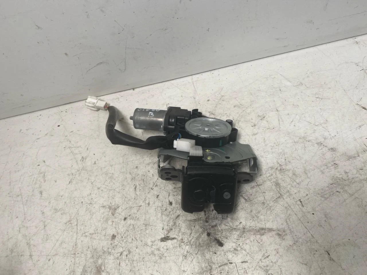 Honda E:NY1 2023- Tailgate lock view 2