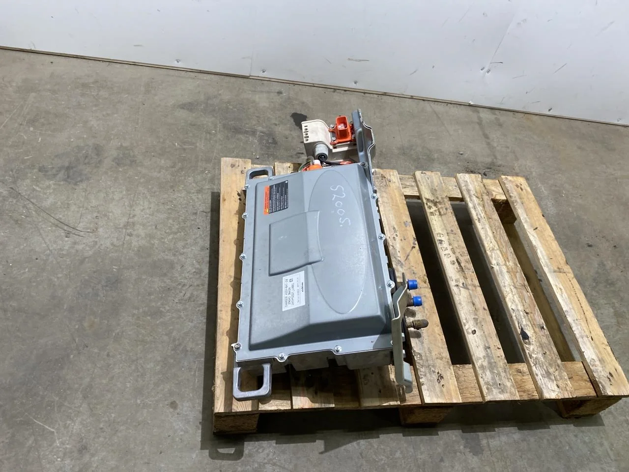 Nissan LEAF 2011-17 Battery charger view 2