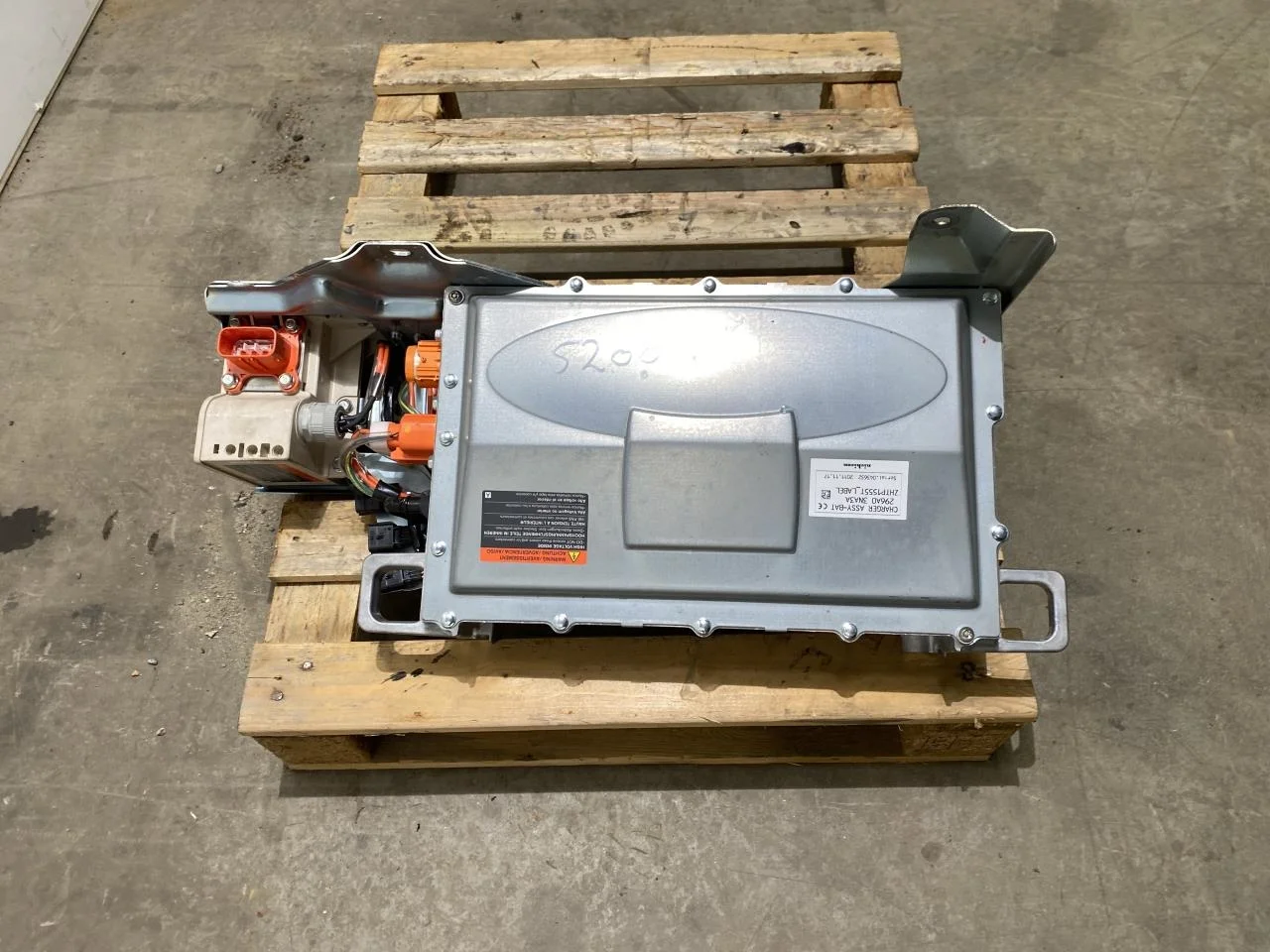 Nissan LEAF 2011-17 Battery charger view 3