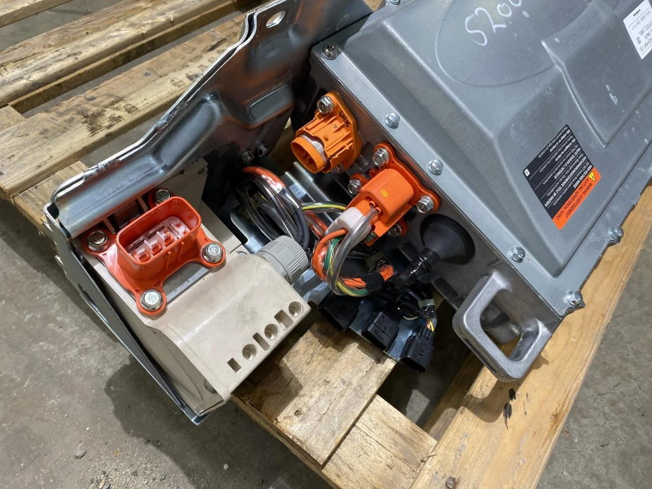 Nissan LEAF 2011-17 Battery charger view 4