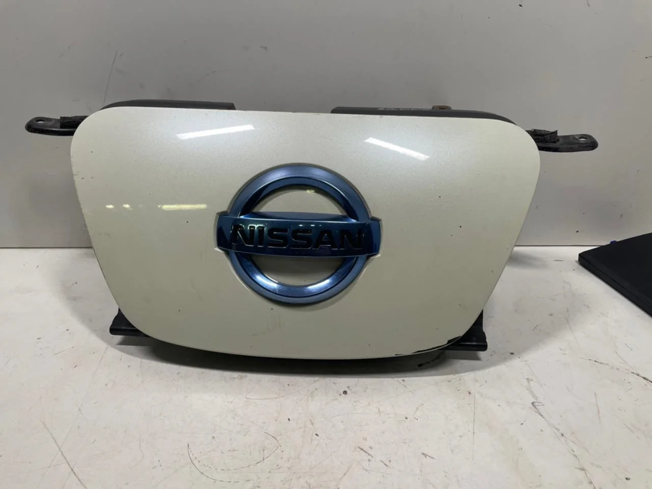 Nissan LEAF 2011-17 Charging port cover, electric / hybrid