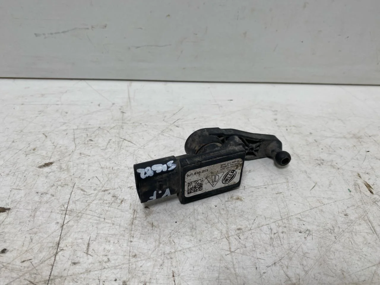 Audi E-TRON GT FW 2021- Level control / air suspension sensor view 2