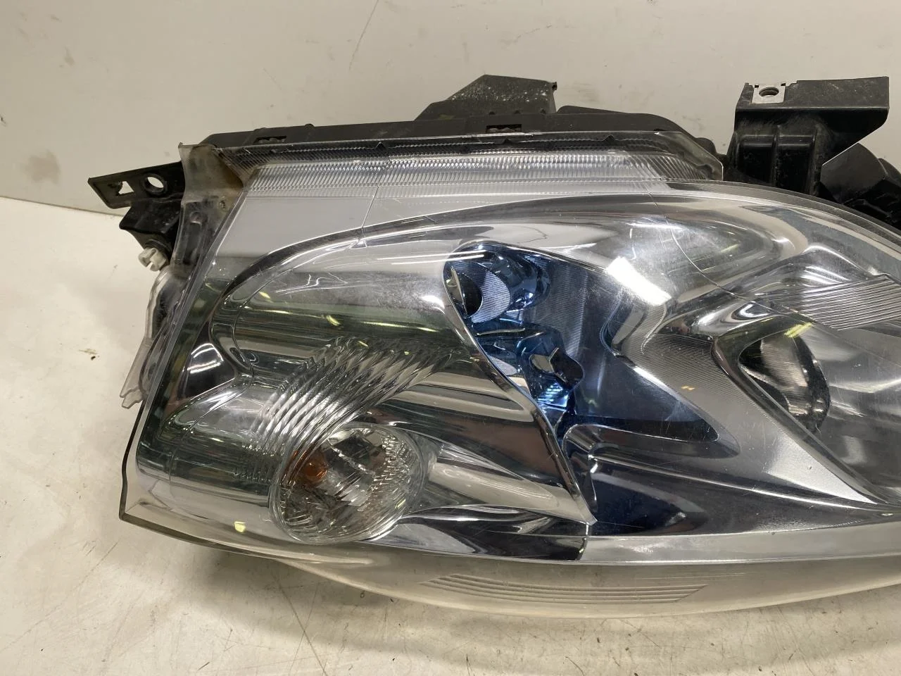 Nissan LEAF 2011-17 Left headlight view 2