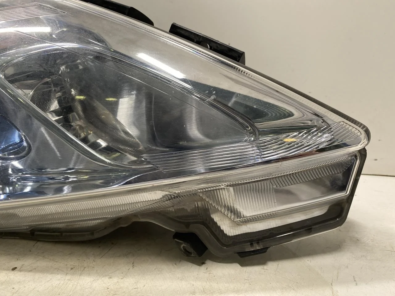 Nissan LEAF 2011-17 Left headlight view 3