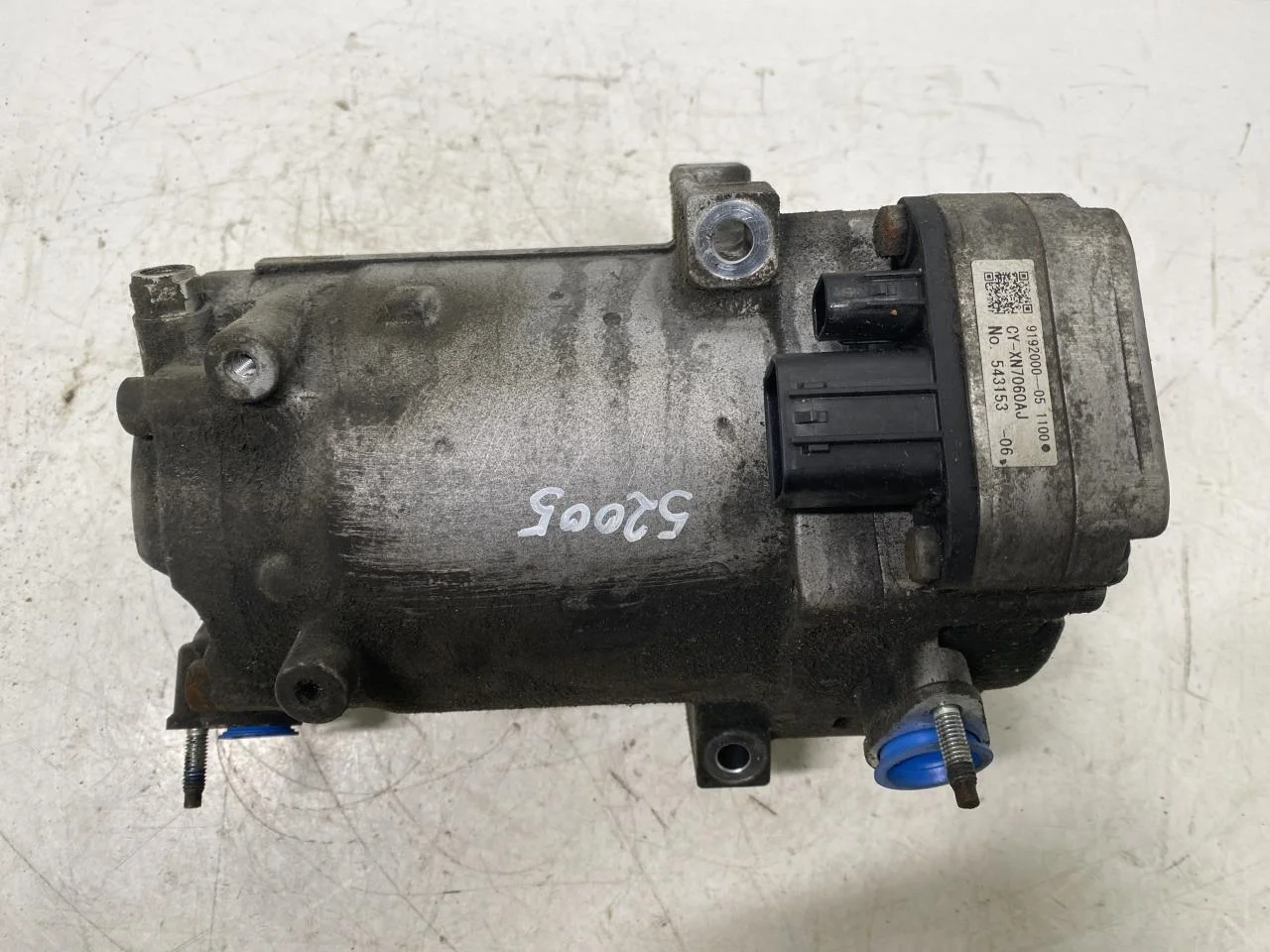 Nissan LEAF 2011-17 A/C compressor view 2