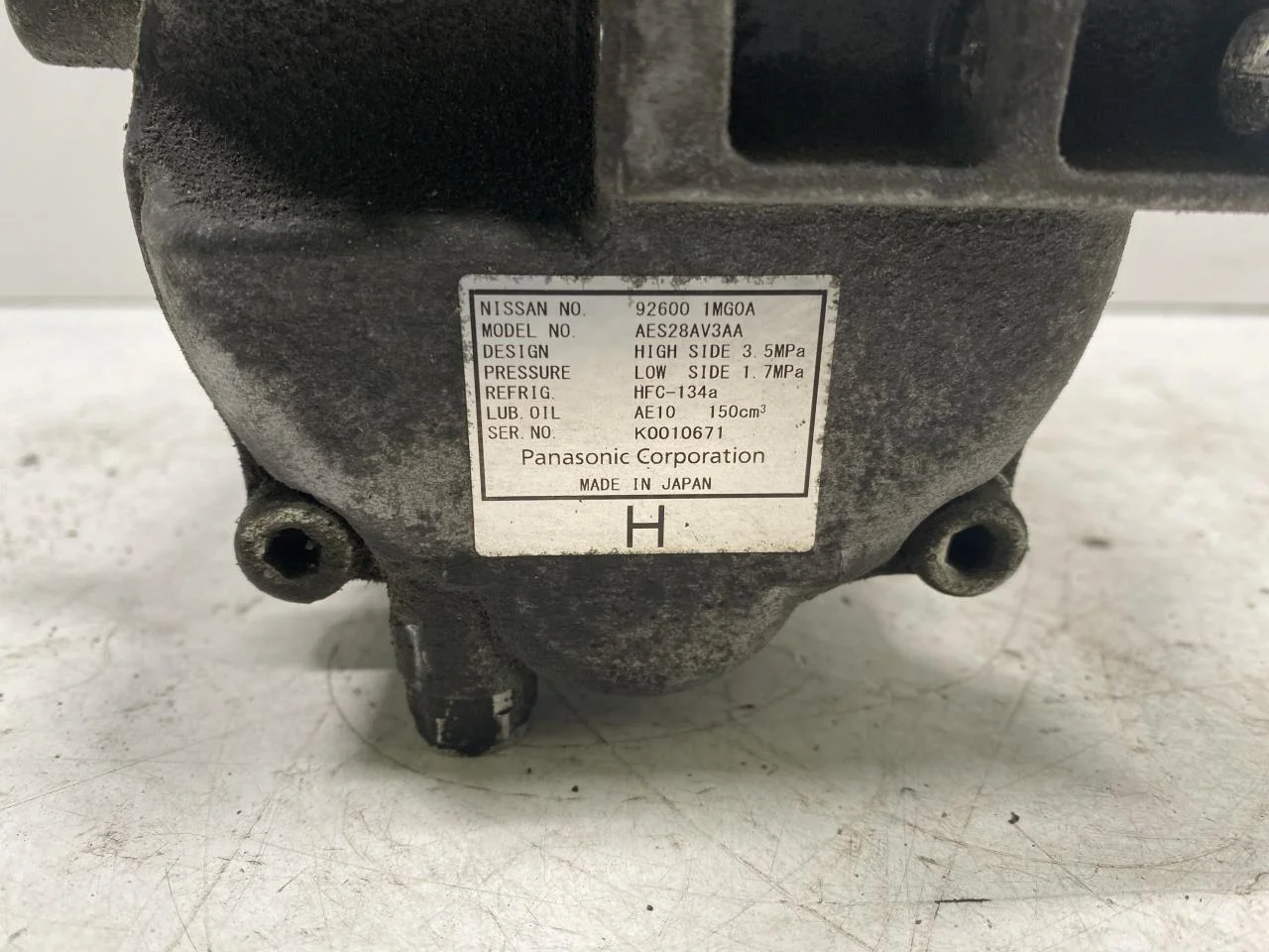 Nissan LEAF 2011-17 A/C compressor view 3