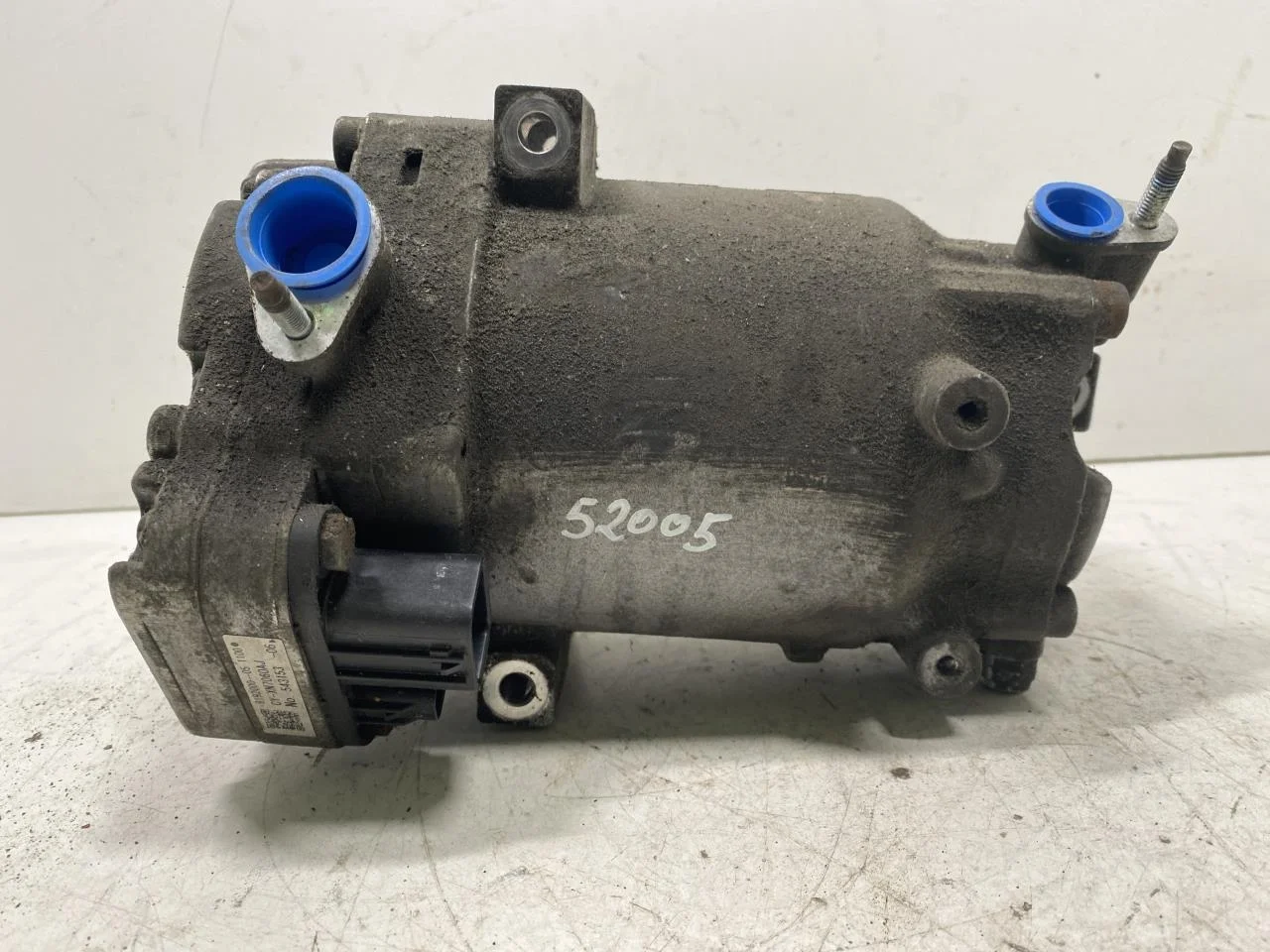 Nissan LEAF 2011-17 A/C compressor view 4