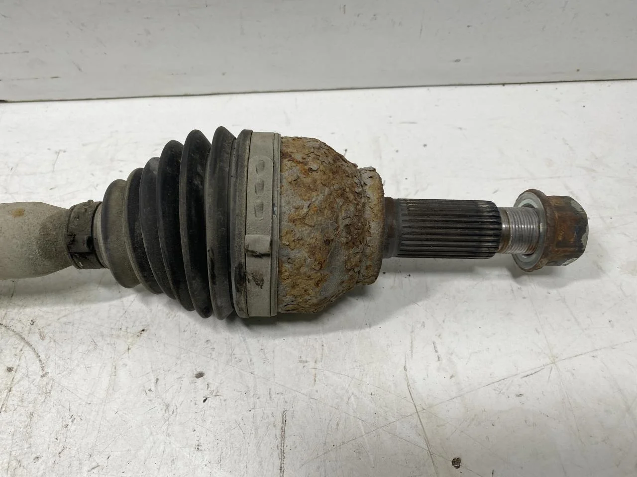 Nissan LEAF 2011-17 Front left driveshaft view 3