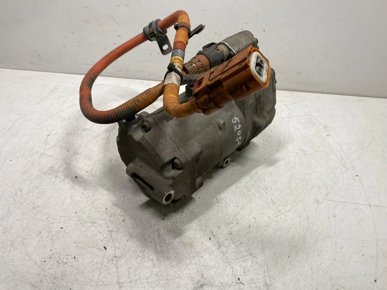Maxus E-DELIVER3 EV30 2020- A/C compressor view 3